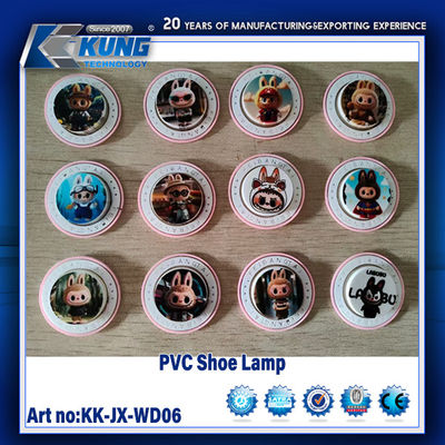 Badan lampu berbentuk sepatu tiga dimensi terbuat dari bahan PVC yang sangat transparan, dengan sumber cahaya lembut LED internal, yang memiliki fungsi ganda sebagai penerangan malam dan ornamen bermain yang trendi.